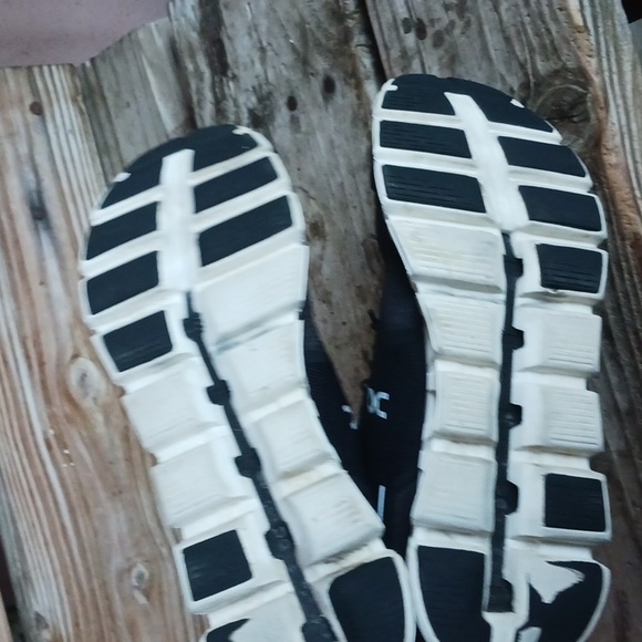 On cloud running shoes - Picture 11 of 13